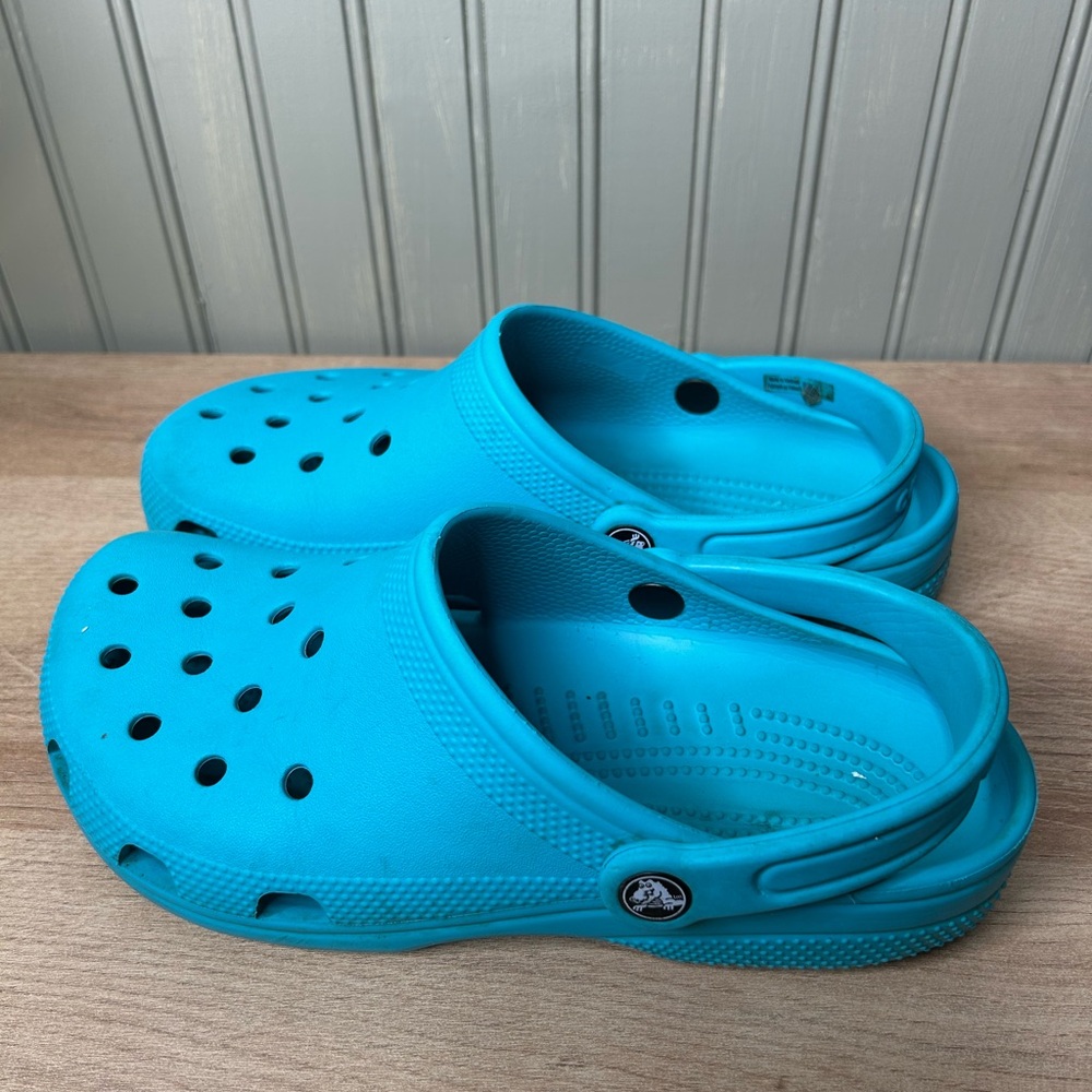 Crocs teal women’s 9 / men’s 7
